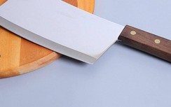 Nam thanh niên cầm 2 con dao đứng giữa đường la hét đòi chém người