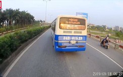 Video: Tài xế xe khách bất chấp nguy hiểm, liên tục "cà khịa" xe container