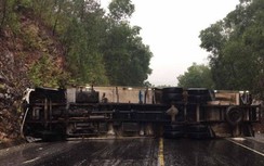 Xe tải lật nhào "phơi bụng" trên đường tránh Huế, tài xế may mắn thoát nạn