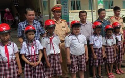 CSGT Bạc Liêu tuyên truyền Luật Giao thông và trao quà cho học sinh nghèo