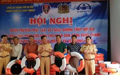 Hà Nội: 500 dụng cụ nổi, phao cứu sinh trao tặng tại các bến đò, làng chài