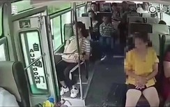 Video: Nhảy ra khỏi xe buýt đang chạy, người phụ nữ chết thảm