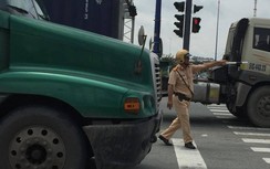 CSGT xử phạt hàng loạt xe container chạy lấn làn trên Xa lộ Hà Nội