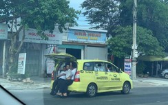 Taxi 7 chỗ “nhồi” 11 người, 3 người ngồi cốp xe như "làm xiếc"
