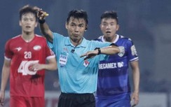 Trọng tài V-League lại mắc sai lầm khó đỡ