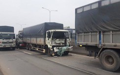 Tai nạn liên hoàn trên cầu vượt An Sương, tài xế mắc kẹt trong cabin