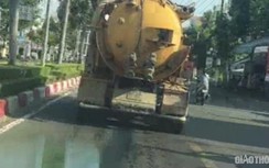 Xe biển xanh "tưới" nước thải ra đường ở Bạc Liêu