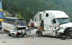 Ô tô tải nát đầu sau cú va chạm trực diện với xe container