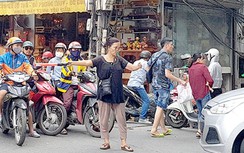 “Nữ tình nguyện viên U60” giải tỏa nỗi lo ùn tắc