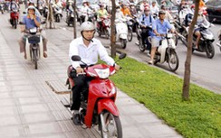 Xe máy đi trên vỉa hè bị phạt 350.000 đồng, đúng hay sai?