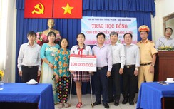 Trao học bổng 100 triệu đồng cho học sinh được Thủ tướng viết thư khen