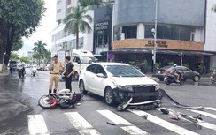 Ô tô, xe máy đâm nhau nát tươm, nam thanh niên thoát chết hi hữu