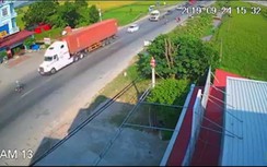 Video: Tài xế xe máy bỗng nhiên lao thẳng vào đầu xe container