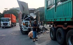 Tông vào xe đỗ ven đường, tài xế xe tải tử vong