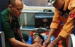 Cứu nạn khẩn cấp một ngư dân bị dây lưới quật vào người
