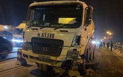 Xe bồn tông 2 xe máy, cán hàng loạt dải phân cách trên cầu Thanh Trì