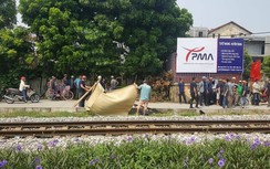 Video: Vượt đường ngang không quan sát, tài xế xe máy tử nạn thương tâm