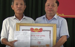 Trao bằng Tổ quốc ghi công cho gia đình nam sinh cứu 3 mẹ con đuối nước