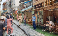 Chủ quán, hành khách "xóm cafe đường tàu" bị nhắc nhở, xử lý
