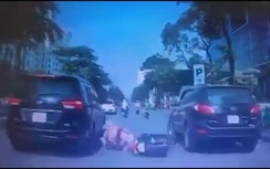 Video: Mẹ phân tâm vì rơi bình sữa, con nhỏ suýt mất mạng dưới bánh ô tô