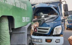 Đâm đuôi ô tô môi trường trên cao tốc, tài xế xe tải nhập viện cấp cứu