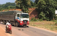 Xe máy nằm gọn dưới gầm ô tô tải sau cú va chạm, 1 người tử vong