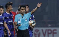 Trọng tài FIFA "bẻ còi" ở V-League phải trả giá cực đắt