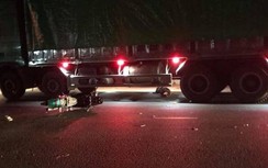 Xe máy đấu đầu văng vào gầm xe tải, 1 người tử vong, 2 thanh niên nhập viện