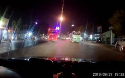 Xe khách bất chấp nguy hiểm lao ngược chiều trên QL1A