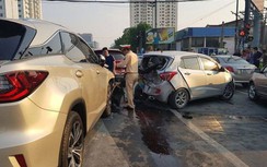 "Xế sang" tông hàng loạt xe dừng đèn đỏ, nhiều phương tiện hư hỏng nặng