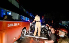 CSGT Vĩnh Long huy động xe chuyên dụng đưa người dân qua vùng ngập sâu