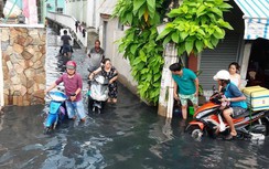 Người dân TP.HCM bì bõm lội nước trong đợt triều cường cao kỷ lục