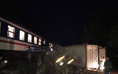 Lao thẳng vào tàu hỏa, xe container bị nát đầu ở Ninh Thuận