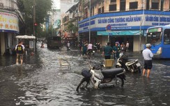 Nhiều tuyến đường TP.HCM lại biến thành "sông đen" do triều cường