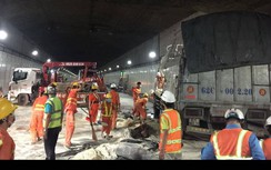 Xe tải đâm xe khách rồi lật ngang trong hầm Thủ Thiêm