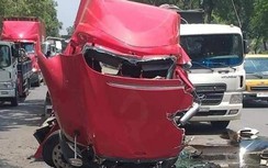 TP.HCM: Đứt xích, cuộn sắt hàng chục tấn đè chết tài xế container