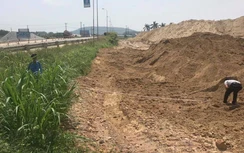 San lấp mặt bằng hành lang an toàn đường bộ rồi cho thuê... để chứa cát