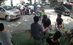 Video: Hai người đàn ông Hà Nội hành xử rất đẹp sau va chạm giao thông