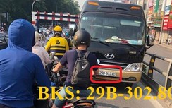 Phạt 1 triệu đồng, tước GPLX 2 tháng tài xế ôtô khách vượt ẩu ở cầu Thái Hà