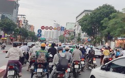 Xe máy “tranh nhau” lên cầu vượt: Có biển cấm, vì sao không xử lý?