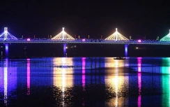 Ngắm cầu Thành Cổ đẹp lung linh trên “dòng sông hoa lửa”