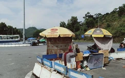 Nút giao đường dẫn hầm Hải Vân mất ATGT vì lều bạt, hàng quán bán rong