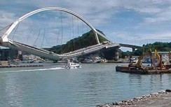 Video: Kinh hoàng cảnh cầu dây văng đổ sập, nhấn chìm nhiều tàu cá