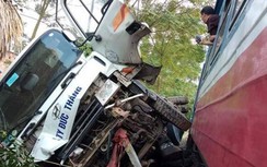 Tàu hỏa tông văng ôtô tải tại Phú Thọ, 3 người may mắn thoát chết