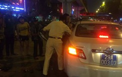 CSGT sử dụng xe chuyên dùng giúp người bị tai nạn gãy chân đi bệnh viện