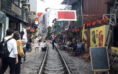 Đứng, ngồi la liệt tại điểm cà phê đường sắt, nhỡ tàu trật bánh bất ngờ...