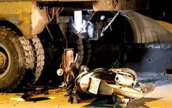 Tông xe ben dừng đỗ bên đường, người đàn ông tử vong tại chỗ