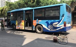 Xe buýt va chạm với xe đạp, bé gái 13 tuổi nhập viện cấp cứu