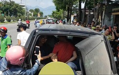 Nam thanh niên xông vào quán cắt tóc để cướp, đâm cụ bà 70 tuổi