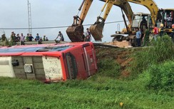 Lật xe khách trên đường Hồ Chí Minh, 1 người tử vong, 19 người cấp cứu